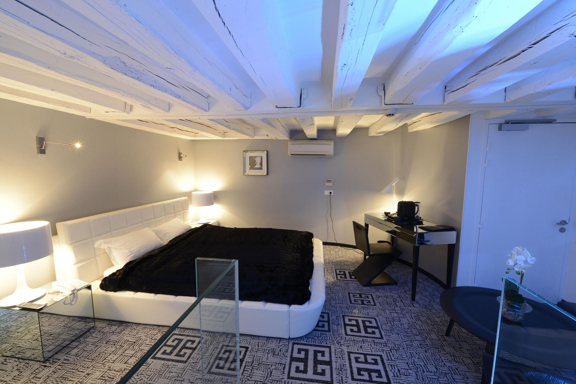 อาร์ต โฮเต็ล Hotel โรเชอร์กอร์บง ภายนอก รูปภาพ