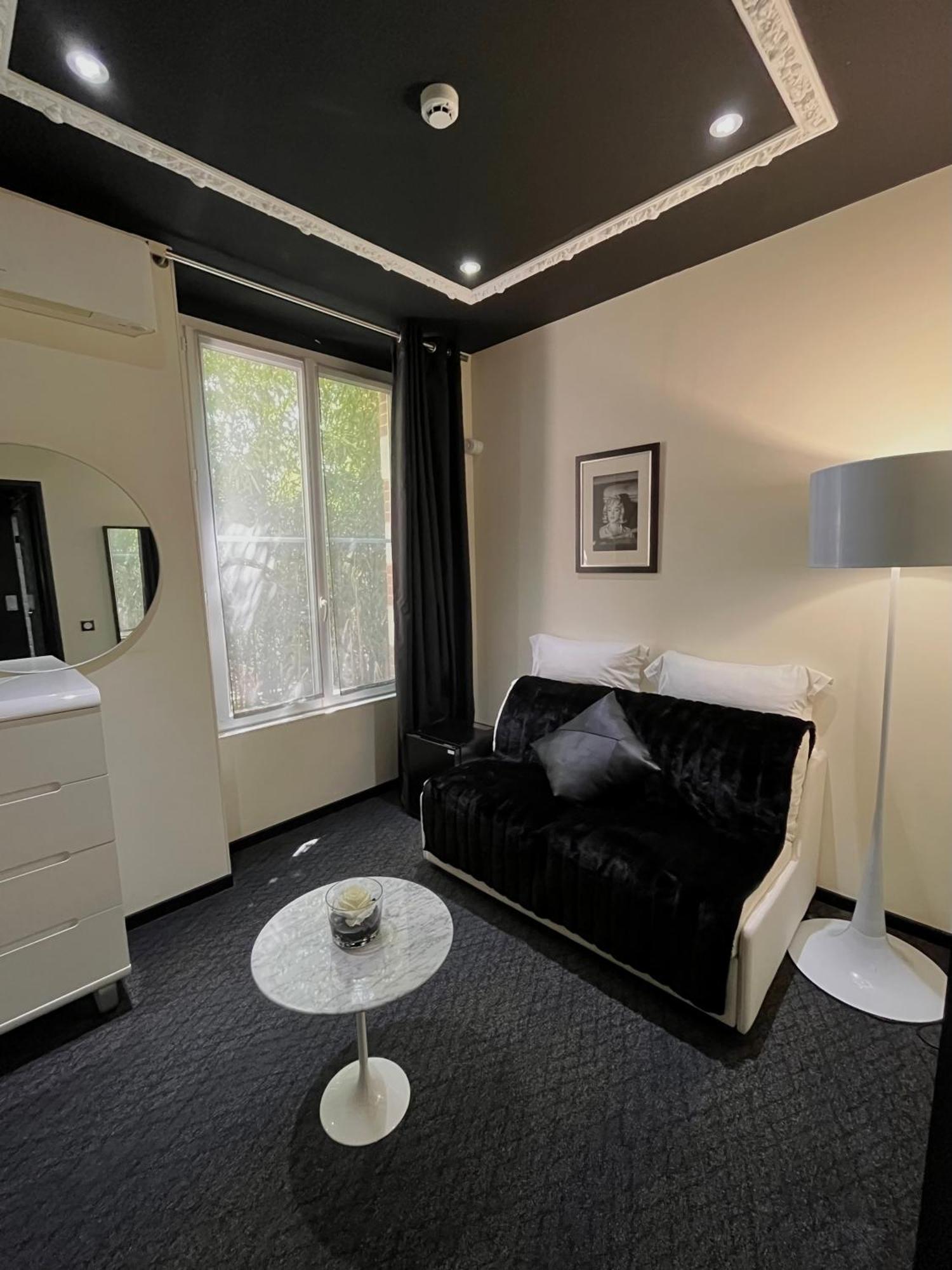อาร์ต โฮเต็ล Hotel โรเชอร์กอร์บง ภายนอก รูปภาพ