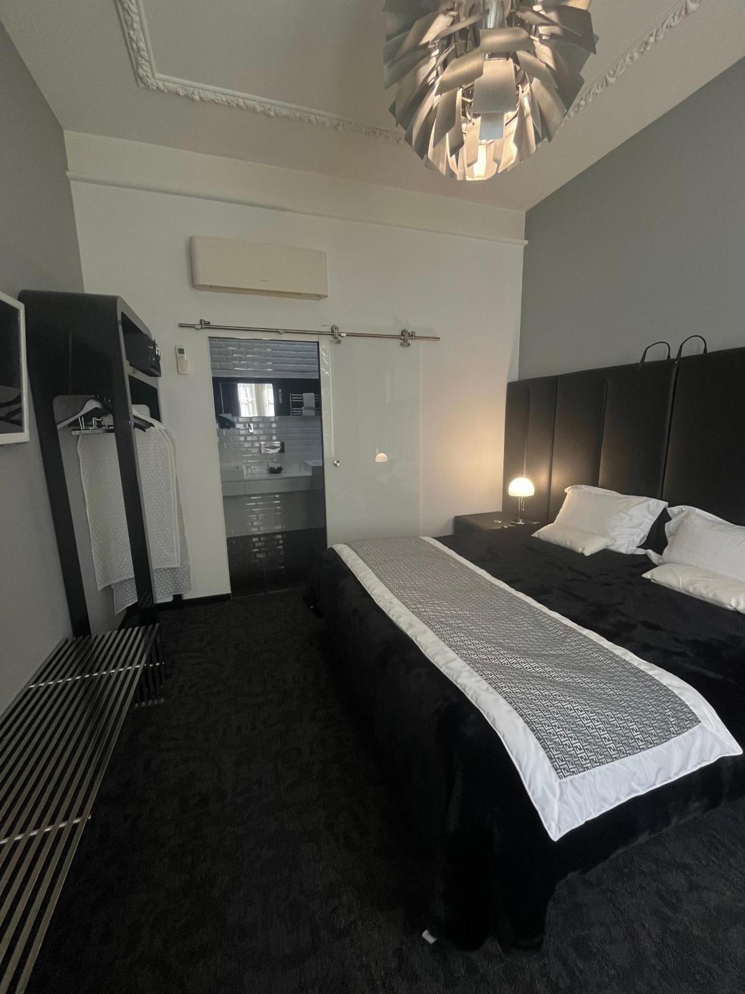 อาร์ต โฮเต็ล Hotel โรเชอร์กอร์บง ภายนอก รูปภาพ